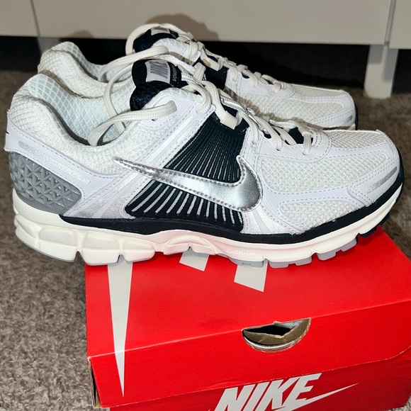 BRAND NEW IN BOX Nike Vomero 5 Women's Sneakers - White, Silver, and Deep Blue - Picture 5 of 15